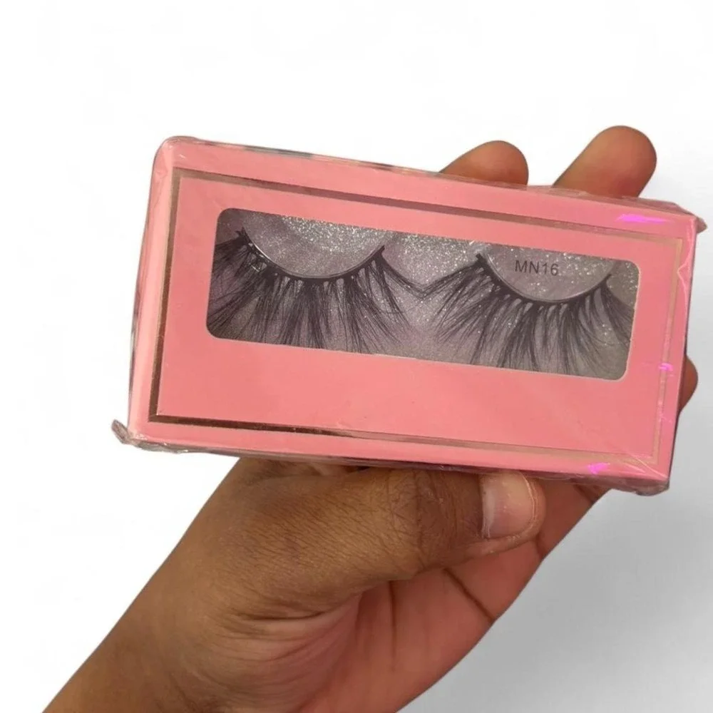 Luxury 25mm mink style lashes 💖 comes in‎ a lot of 5!!